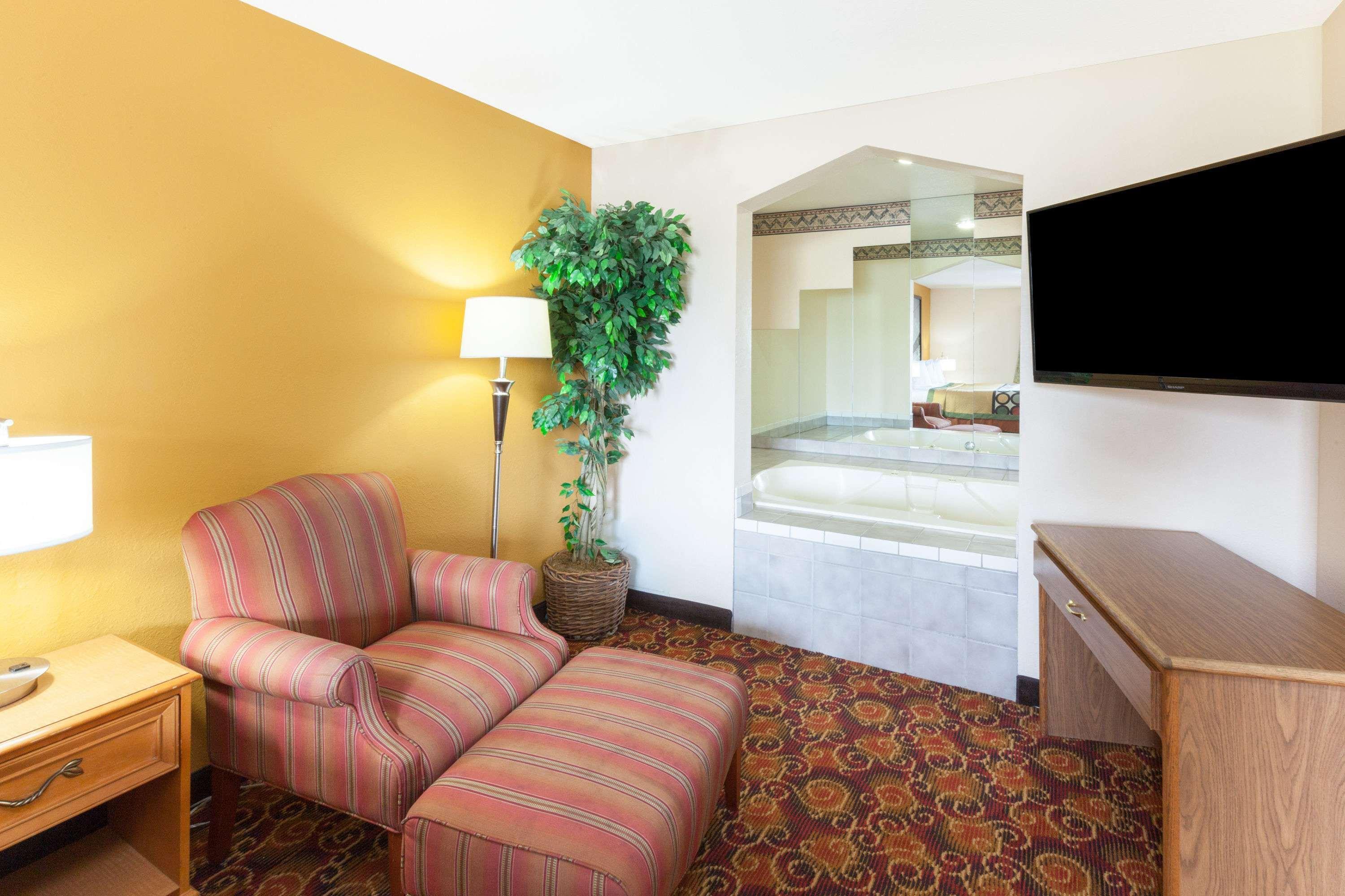 Motel Super 8 By Wyndham Big Rapids Zewnętrze zdjęcie