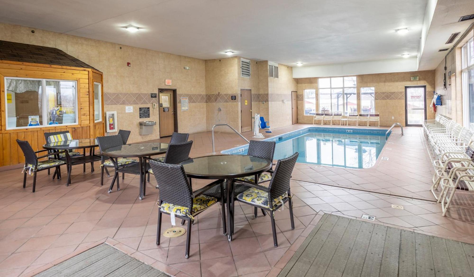 Motel Super 8 By Wyndham Big Rapids Zewnętrze zdjęcie