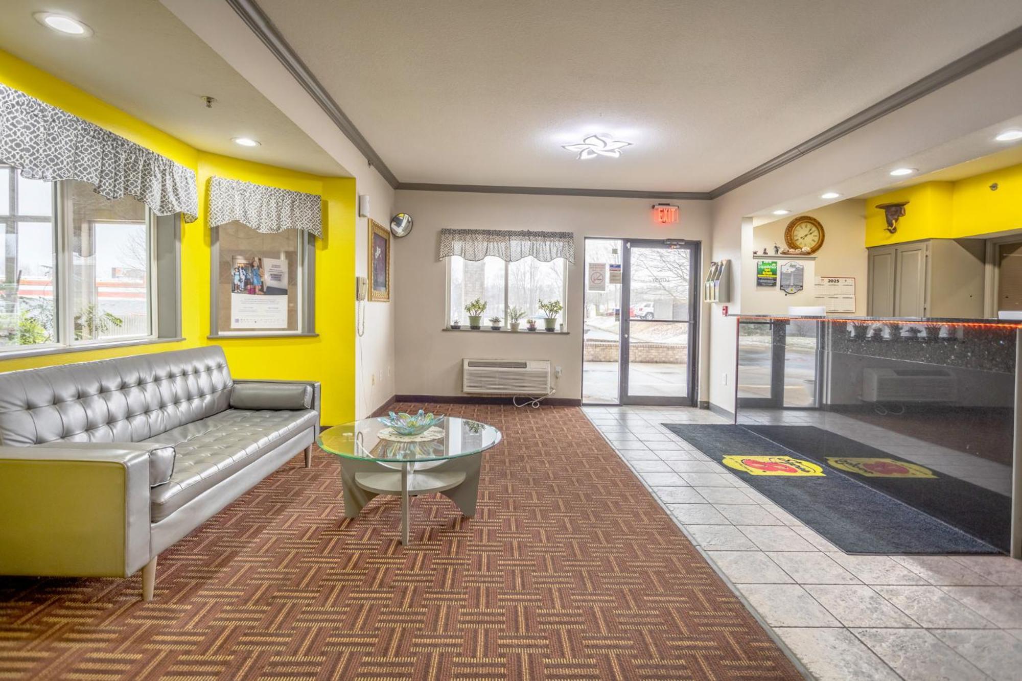 Motel Super 8 By Wyndham Big Rapids Zewnętrze zdjęcie