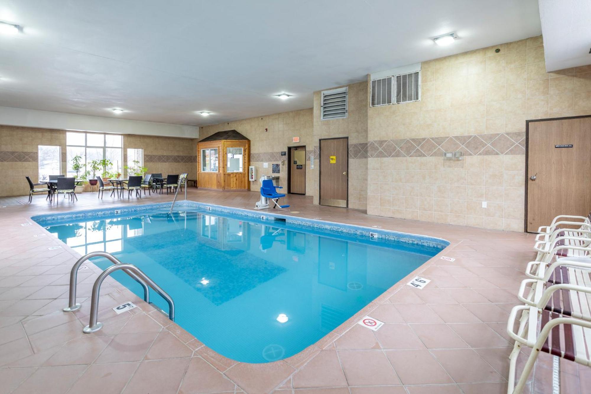 Motel Super 8 By Wyndham Big Rapids Zewnętrze zdjęcie