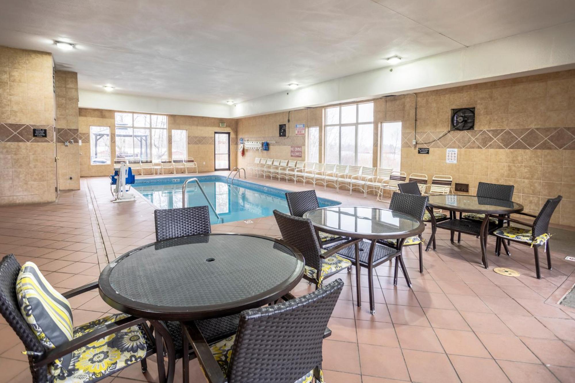 Motel Super 8 By Wyndham Big Rapids Zewnętrze zdjęcie